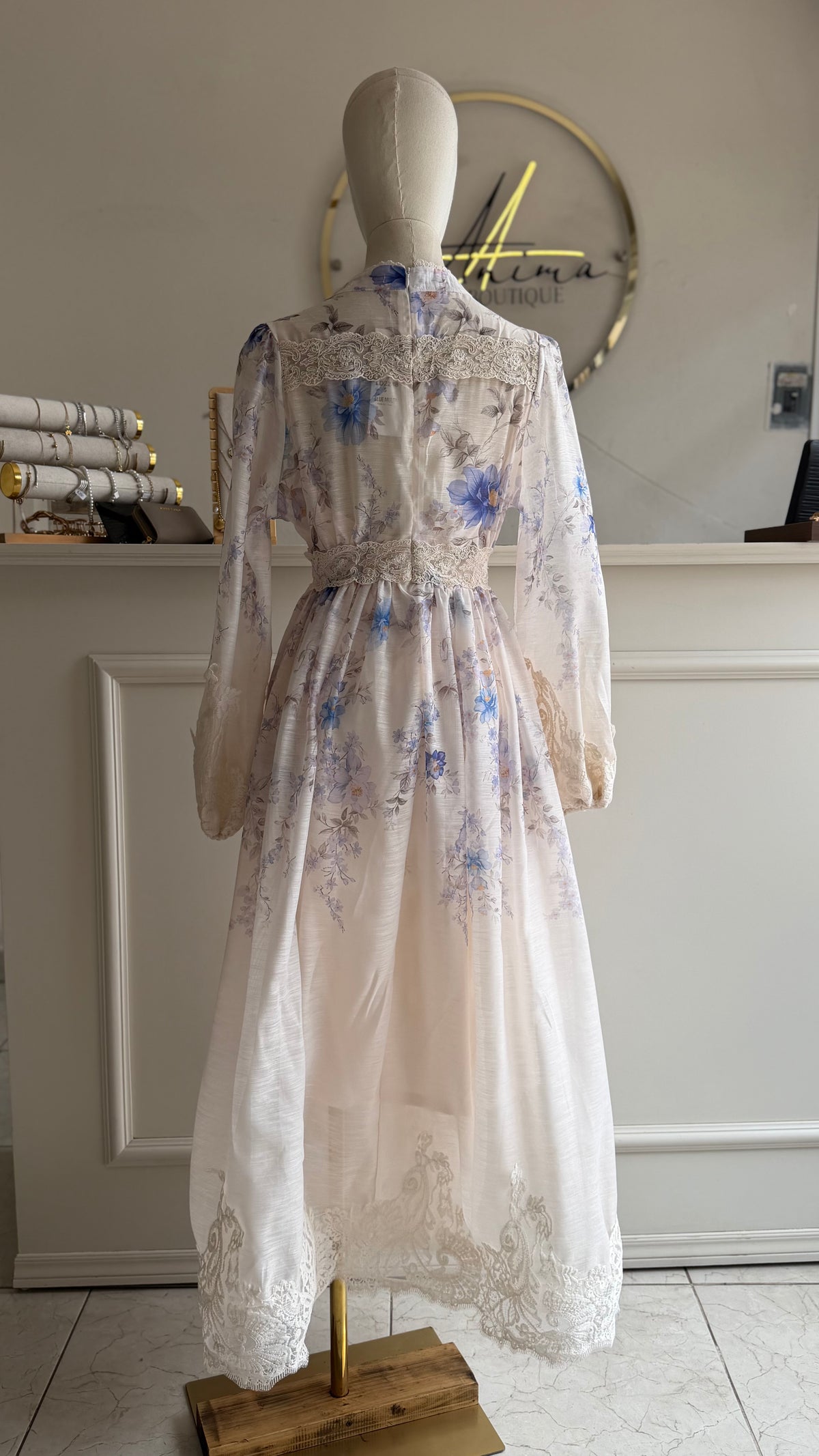 Vestido flores azul detalles de encaje