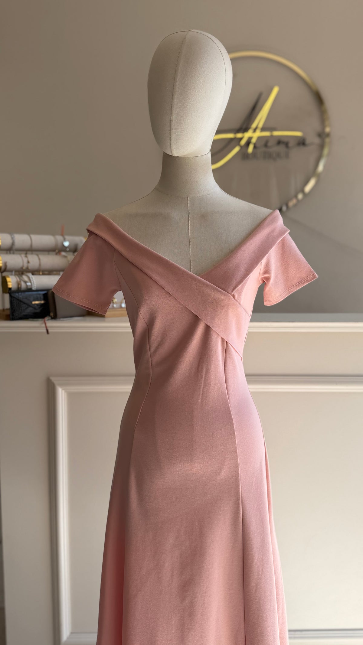 Vestido rosa midi hombros caídos