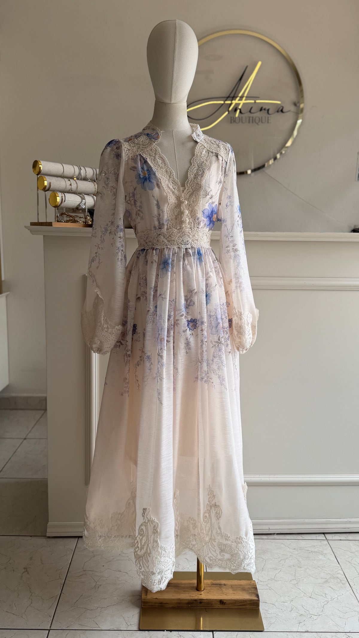 Vestido flores azul detalles de encaje