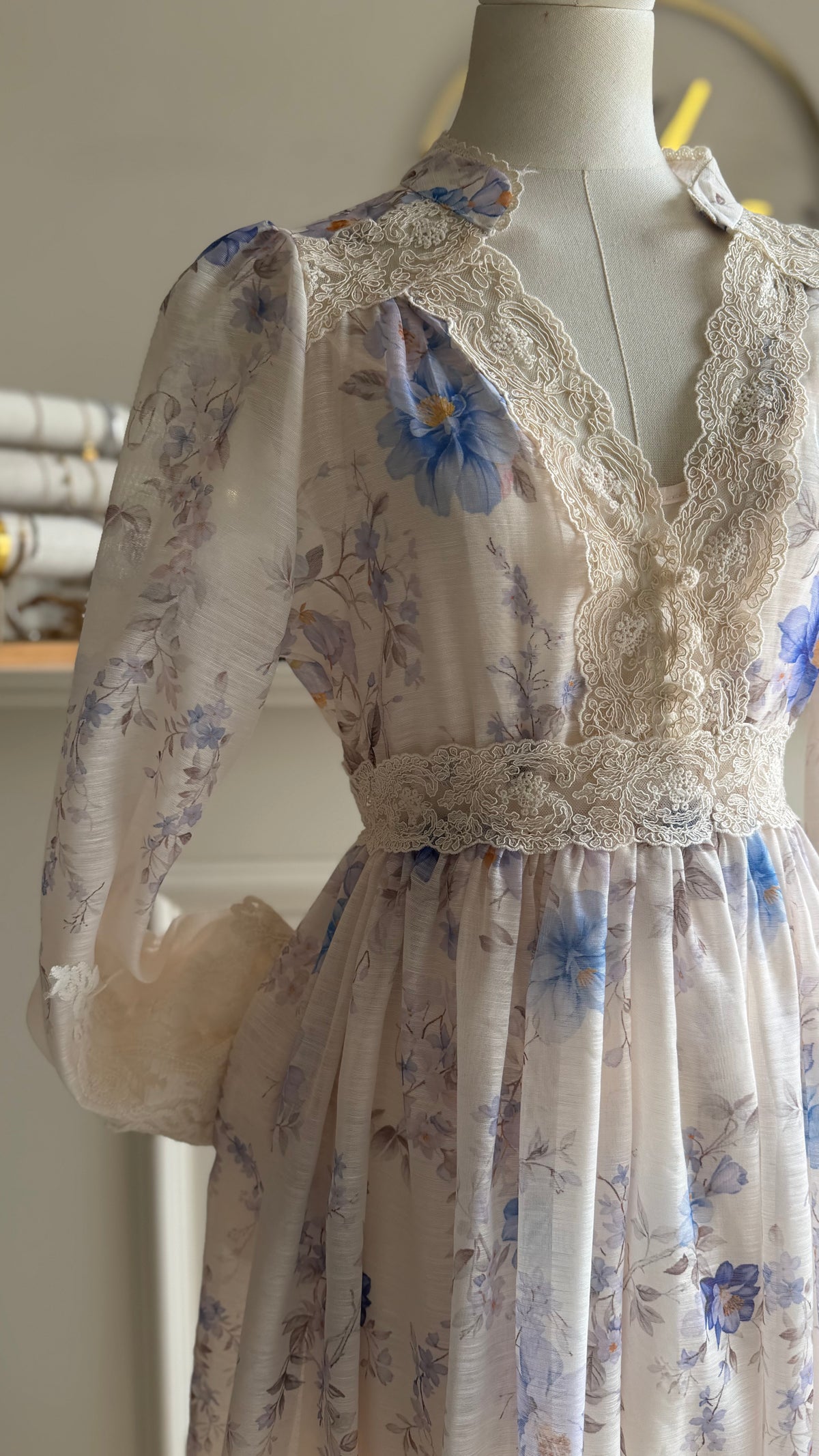 Vestido flores azul detalles de encaje