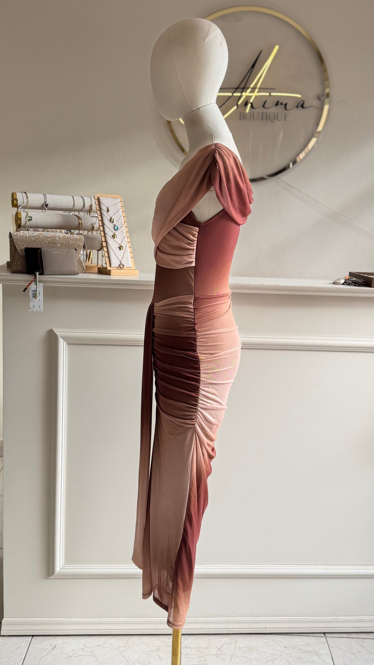 Vestido drapeado hombros caídos