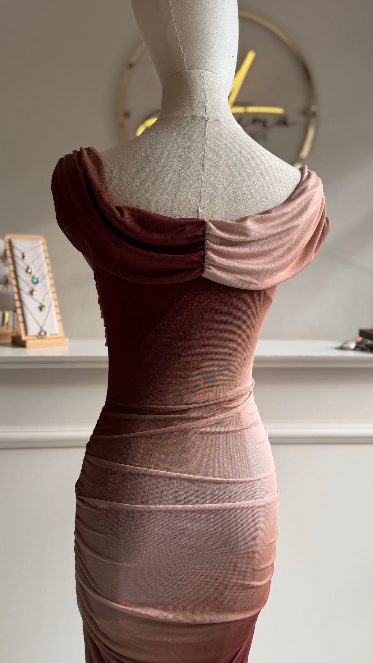 Vestido drapeado hombros caídos