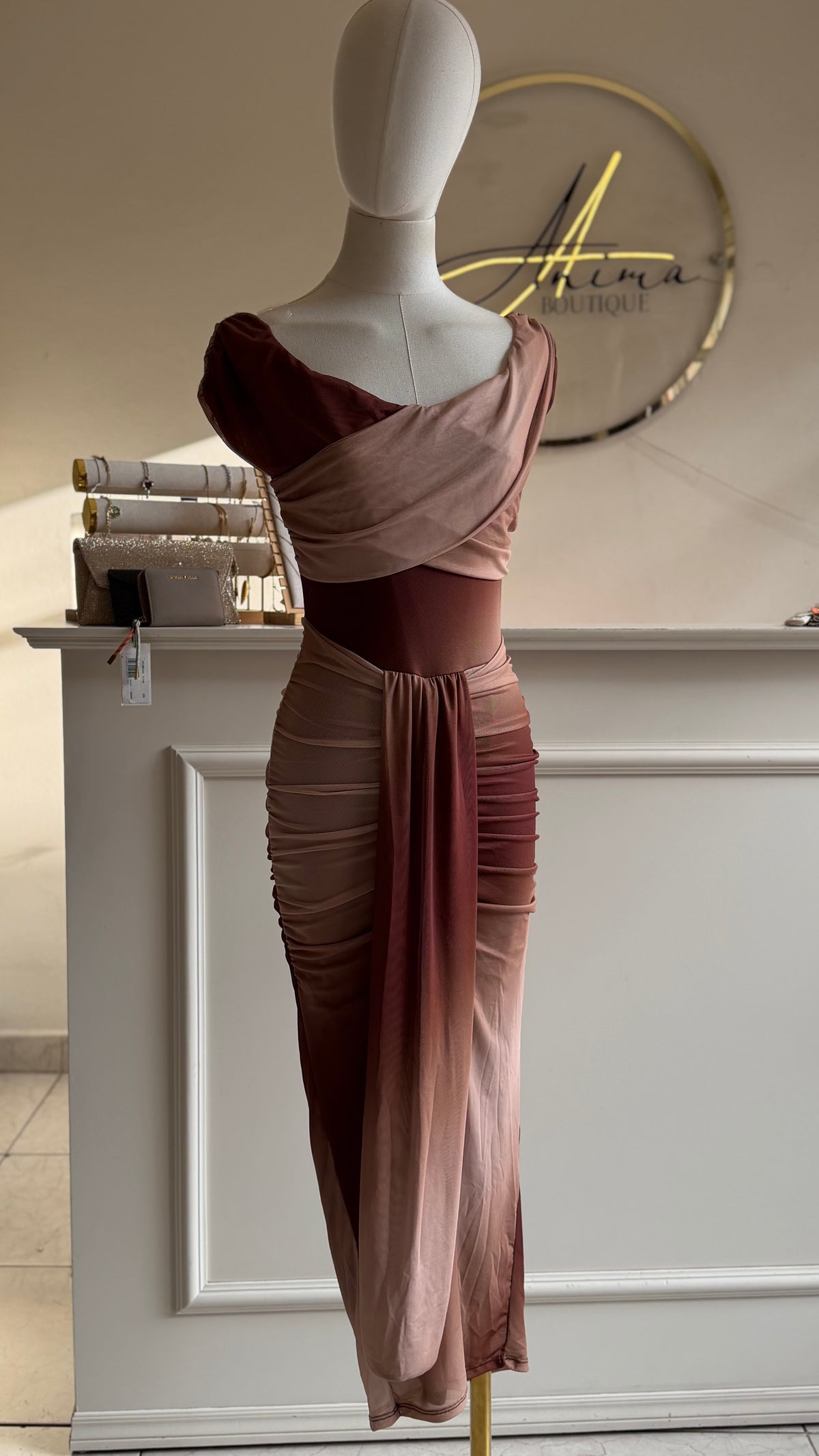 Vestido drapeado hombros caídos
