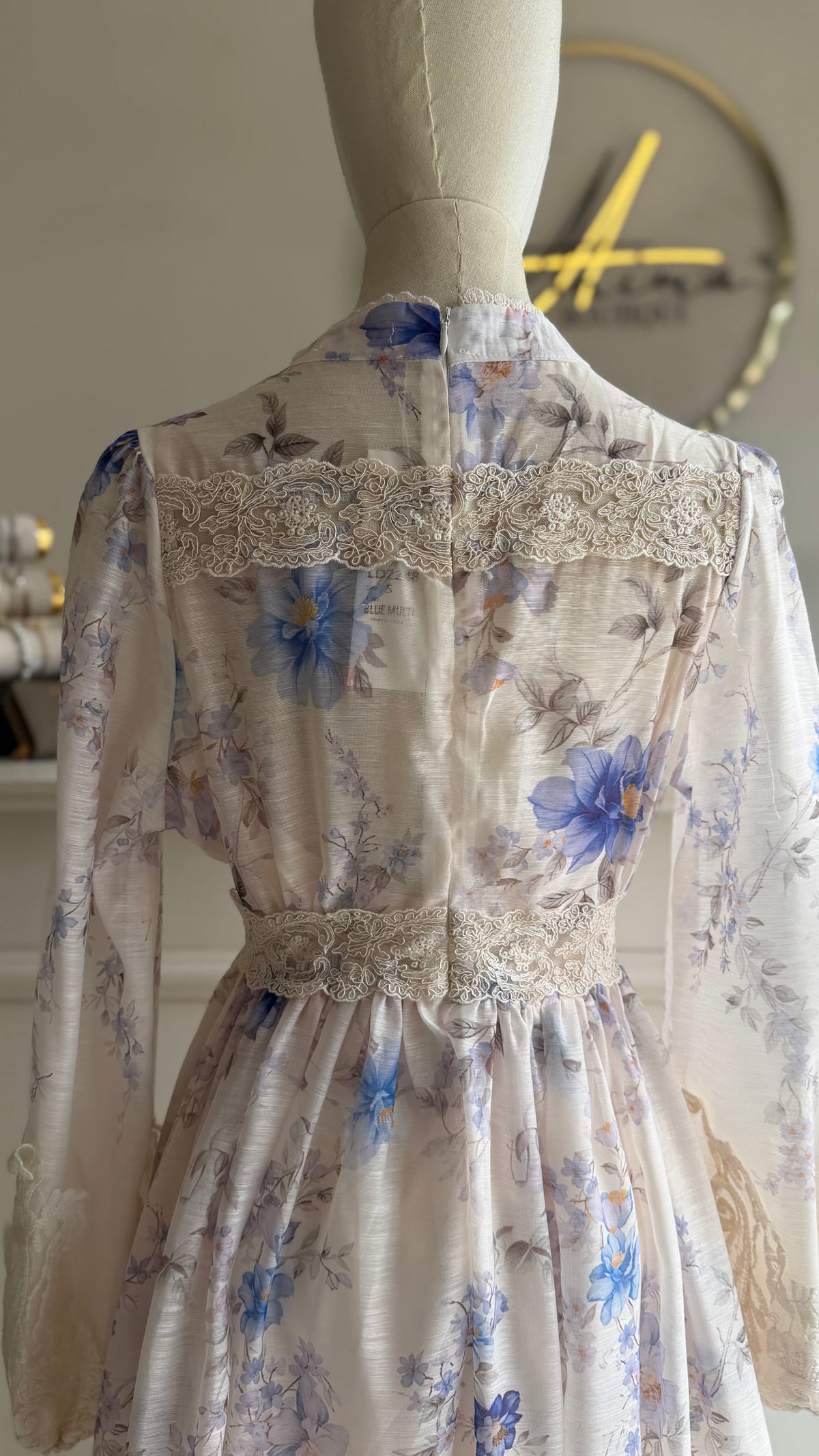 Vestido flores azul detalles de encaje